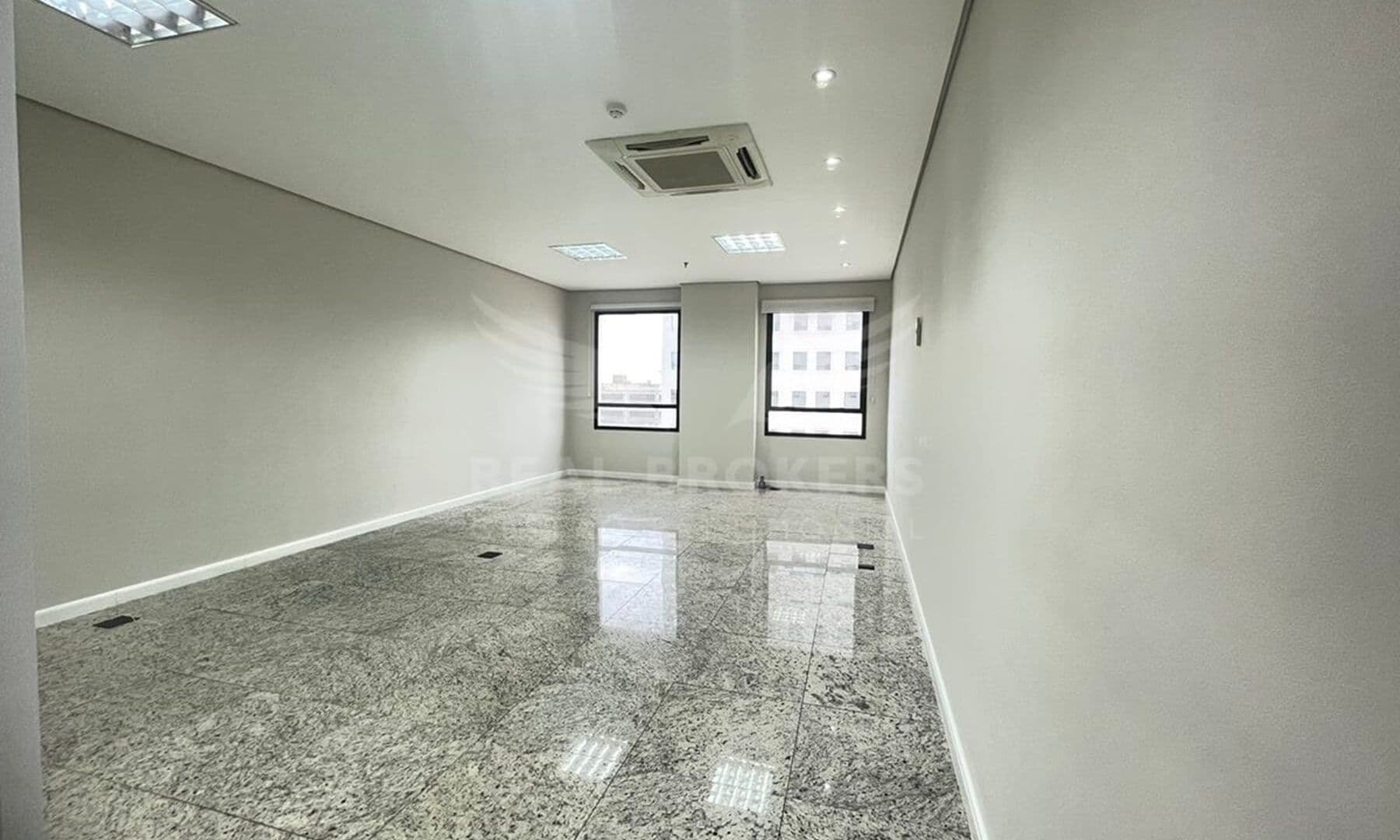 Sala comercial em excelente localização para venda em Alphaville