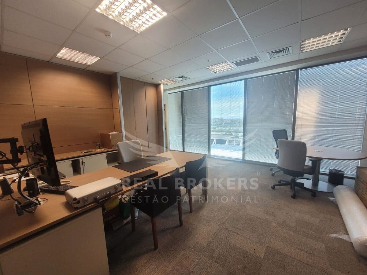 Sala comercial mobiliada para locação em Alphaville com 338m² de área útil