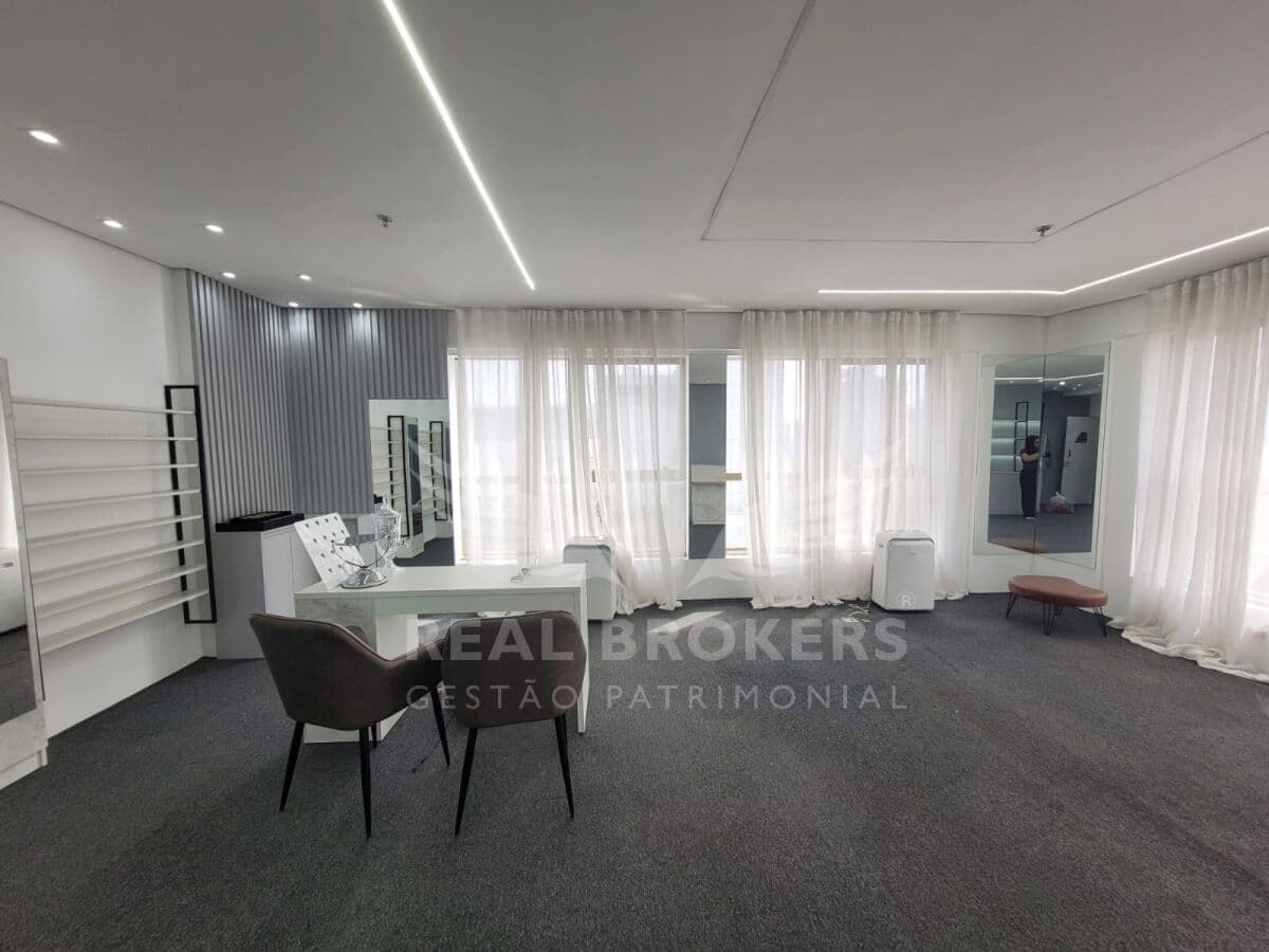 Sala para locação com 55m² de área útil com copa em Alphaville