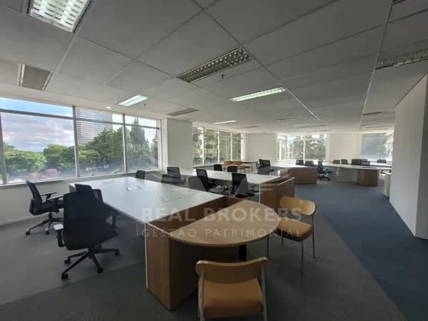 Excelente sala comercial para locação mobiliada com 339m² de área útil com copa em Alphaville