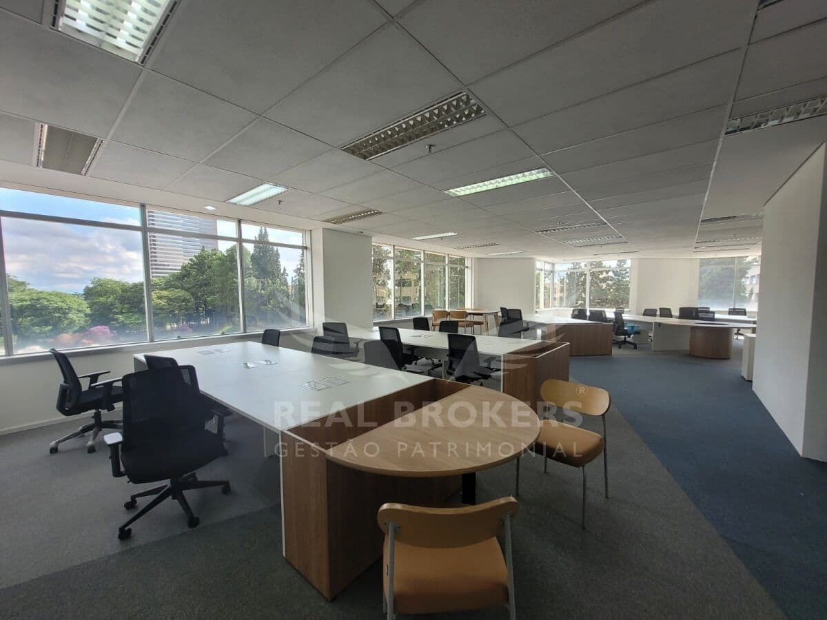 Excelente sala comercial para locação mobiliada com 339m² de área útil com copa em Alphaville
