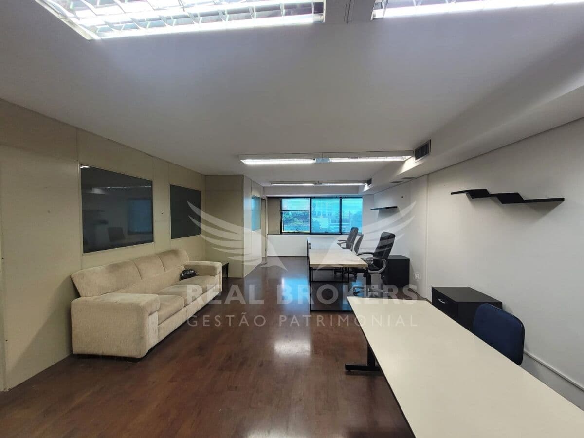 Sala Comercial para Locação com 77m² de área útil e copa em Alphaville