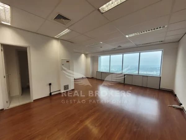 Excelente sala comercial para locação com 55,50m² de área útil com 2 vagas de garagem em Alphaville