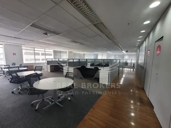 Laje corporativa para locação com 678m² com Open Space e copa em Alphaville