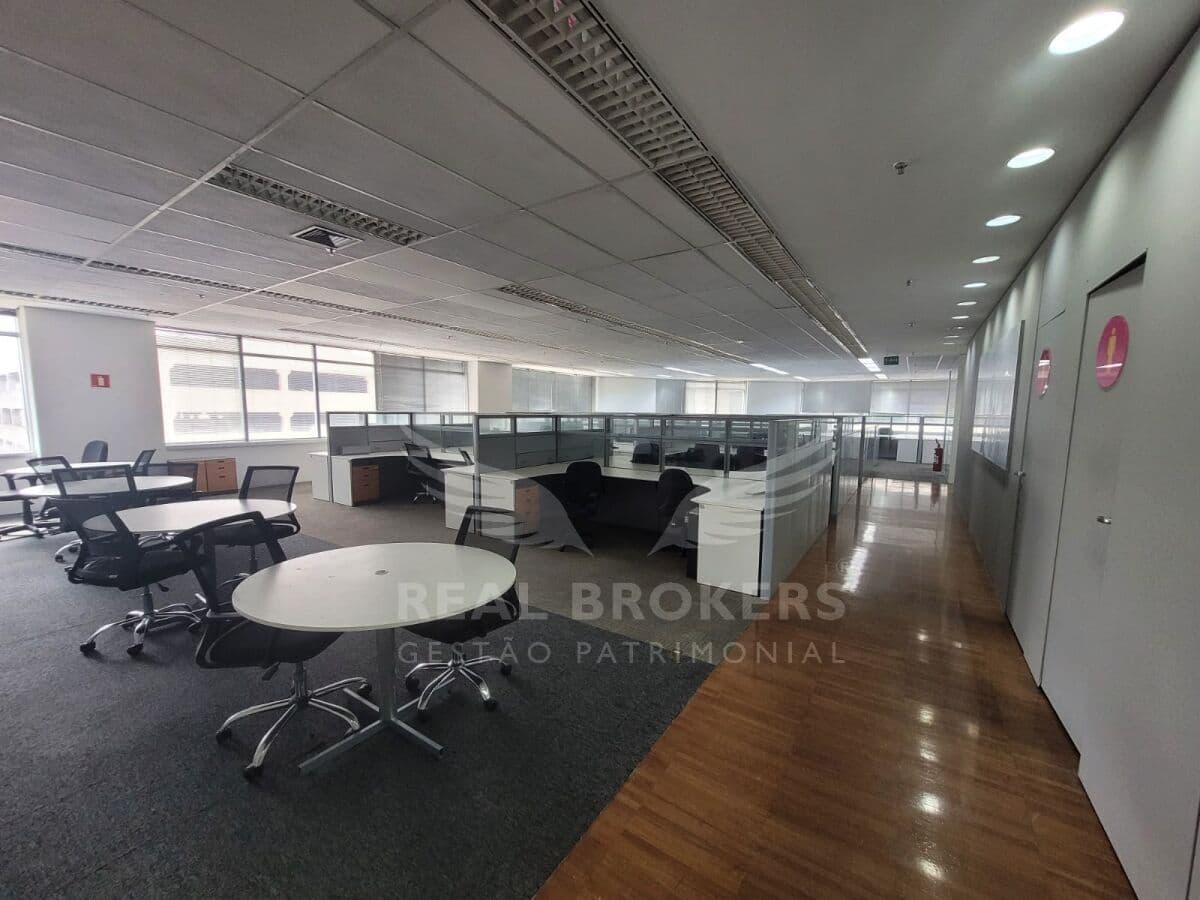 Laje corporativa para locação com 678m² com Open Space e copa em Alphaville
