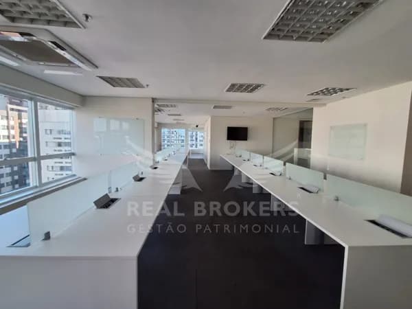 Linda sala comercial semi mobiliada com 230 m² de área útil em Alphaville