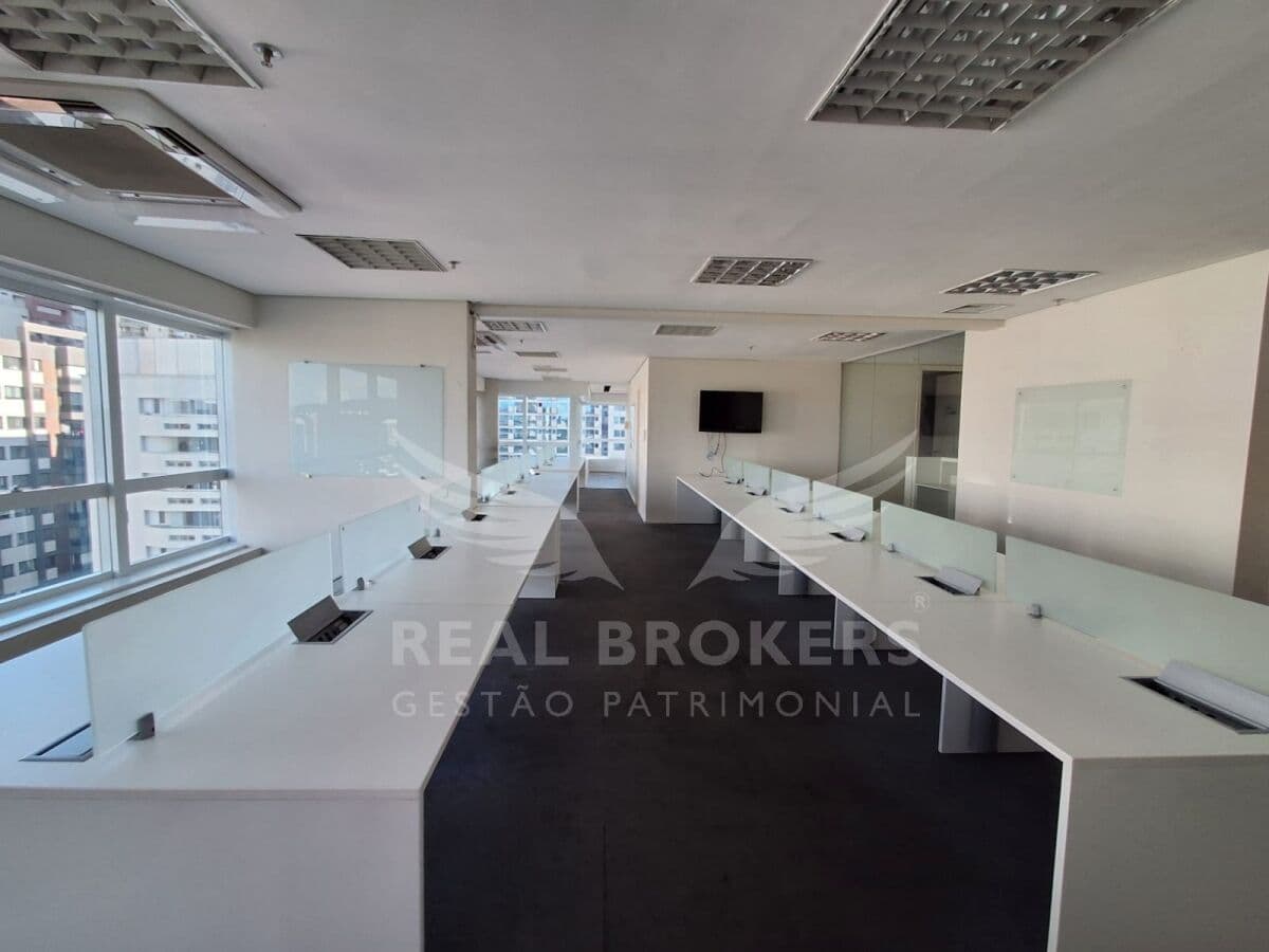 Linda sala comercial semi mobiliada com 230 m² de área útil em Alphaville