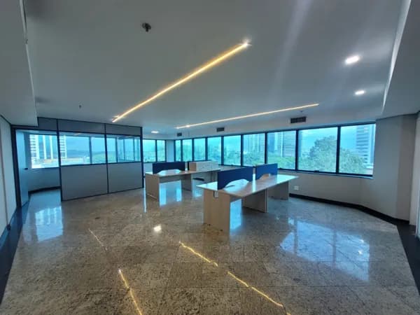 Sala Comercial para Locação com 91m² de área útil e copa em Alphaville