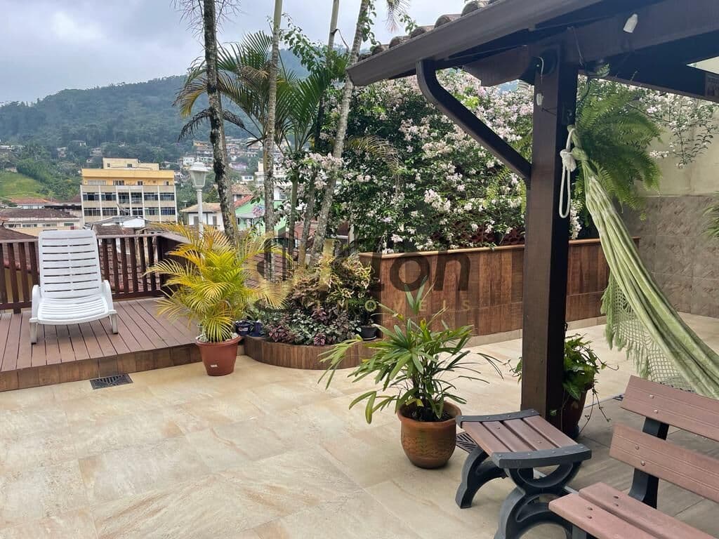 Mosela - Vendo Ampla Casa com 05 Quartos