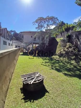 Linda Residencia com terreno plano e gramado. Rua Gal Rondon