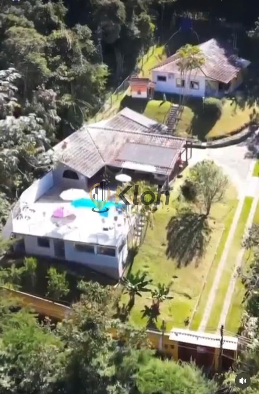 Lindas casas com piscina garagem e muito verde....