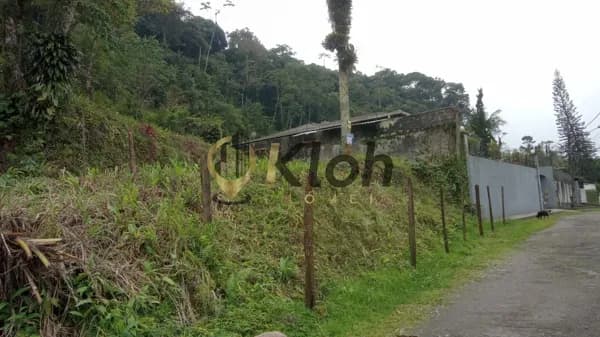 Ótima localização! Terreno de 810 m2 próximo ao Hotel Quitandinha