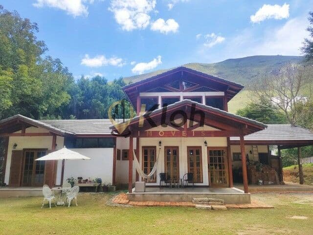 Oportunidade! Linda casa recém construída com terreno em local valorizado de Itaipava.
