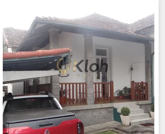 Alto da Serra - Lindo Casarão composta de 3 quartos e 3 vagas de garagem