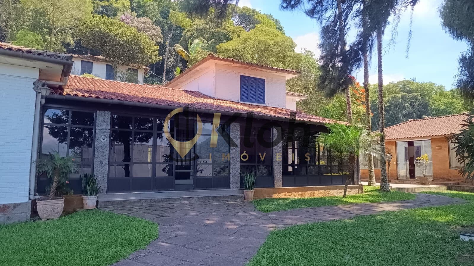 Magnífica Reidência com piscina e casa de caseiros, no Valparaiso!