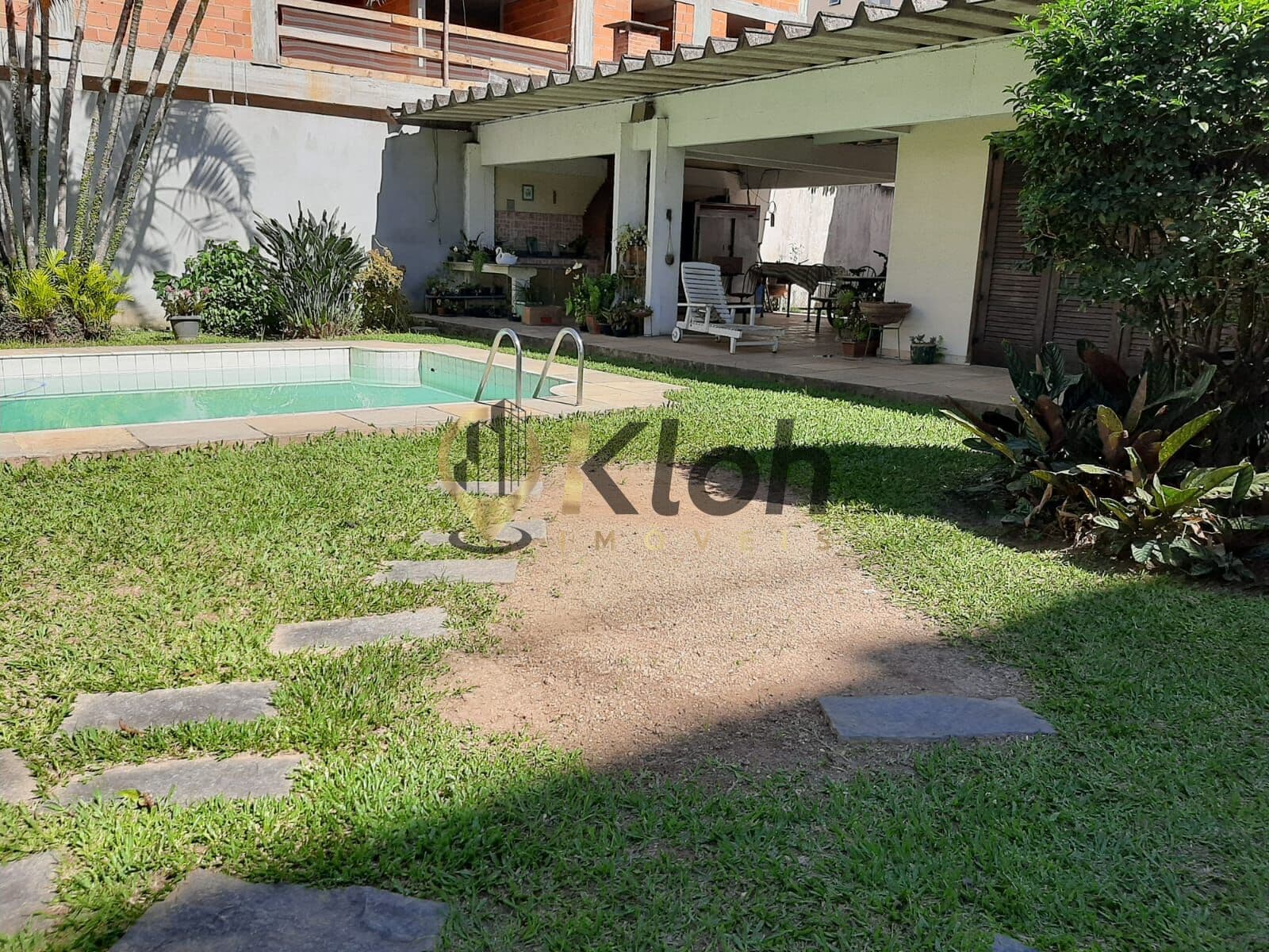 Excelente residência com 4 Quartos (1 suíte), piscina e casa de caseiro em correas!