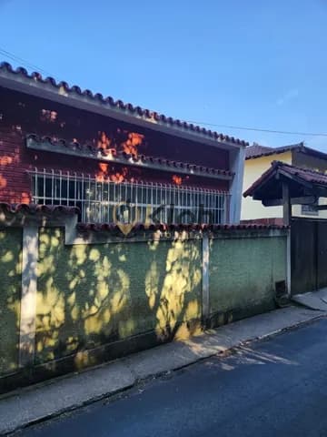 Excelente localização! 2 casas, primeira 3 Quartos e segunda com 2 quartos com anexo com 1 Quarto!