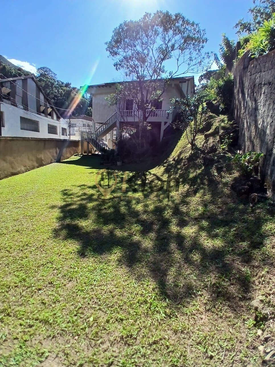 Linda Residencia com terreno plano e gramado. Rua Gal Rondon