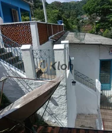 Casa com Grande Terreno na Cristovão Colombo. A 10 minutos do Centro