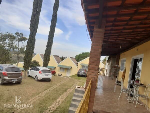 "O Paraíso em Atibaia: Sítio com 24.000m², Casa Principal, Salão de Festas, Piscina e Mais!"