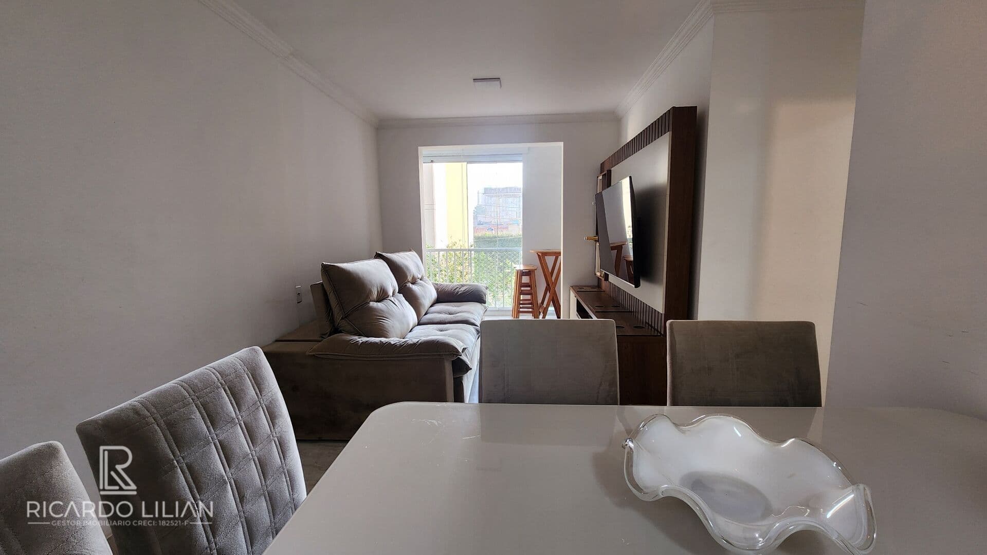 Apartamento com 3 dormitorios, uma vaga e sacada.