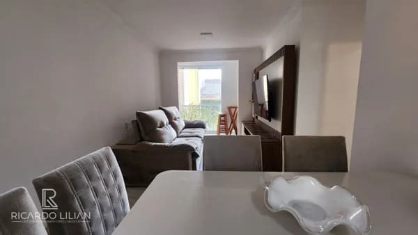 Apartamento com 3 dormitorios, uma vaga e sacada.