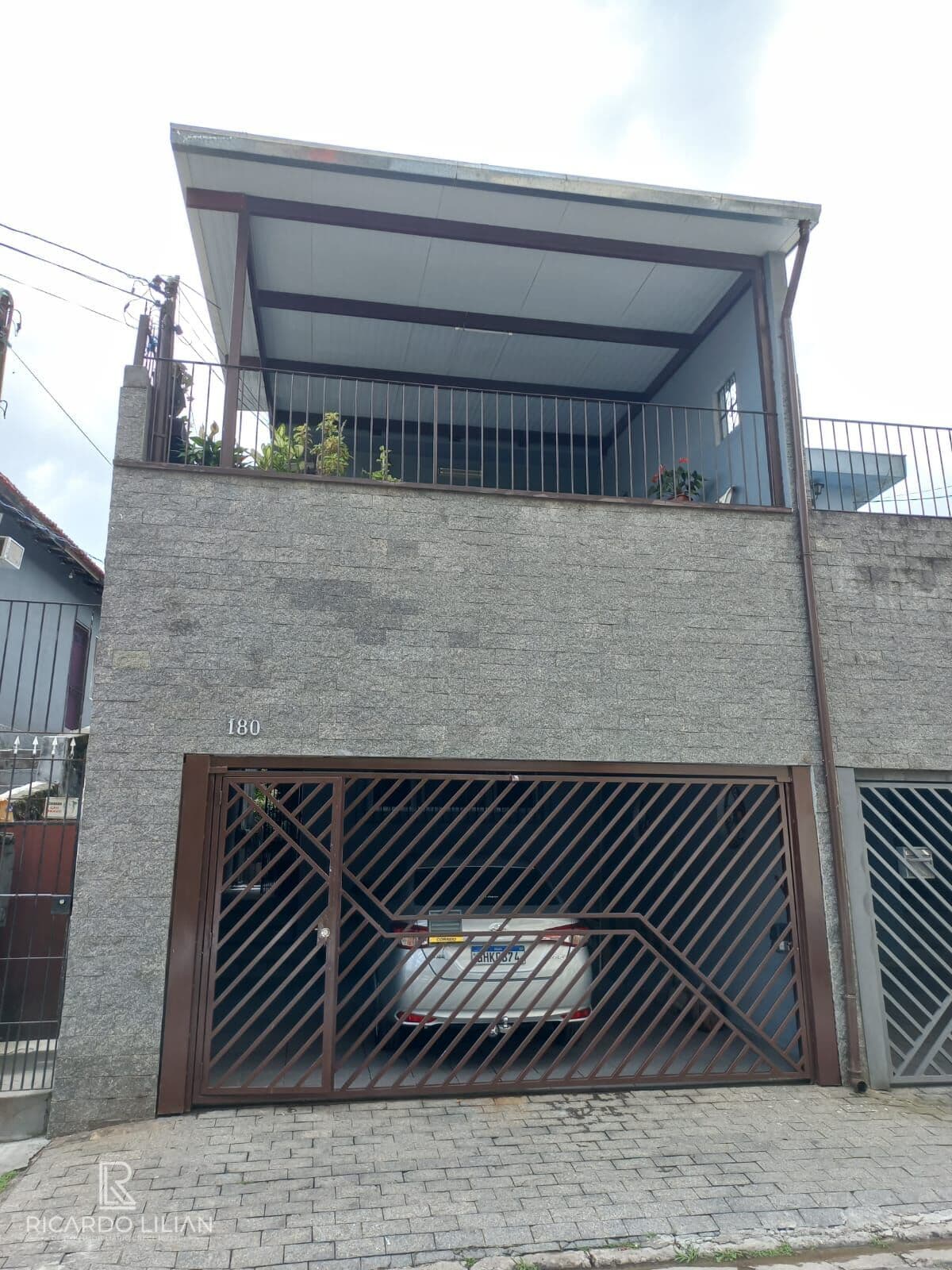 Sobrado com 4 dormitórios sendo uma suite, duas vagas e 240m² de area construída
