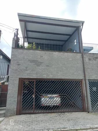 Sobrado com 4 dormitórios sendo uma suite, duas vagas e 240m² de area construída