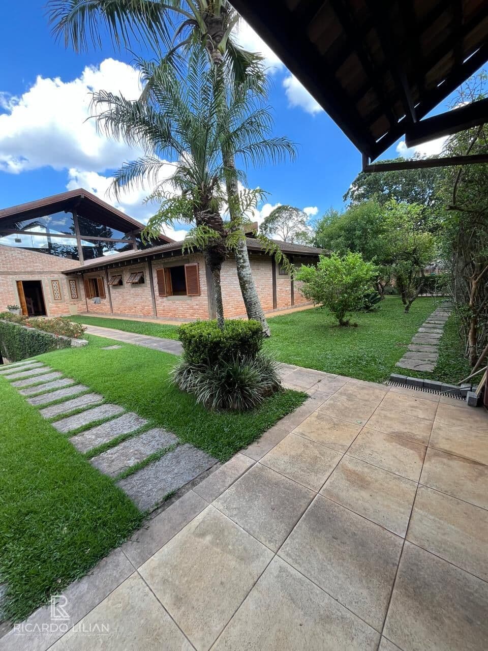 Casa de alto padrão com 3 dormitorios sendo uma suite, sala para 3 ambientes com lareira e 8 vagas cobertas - A venda!!!