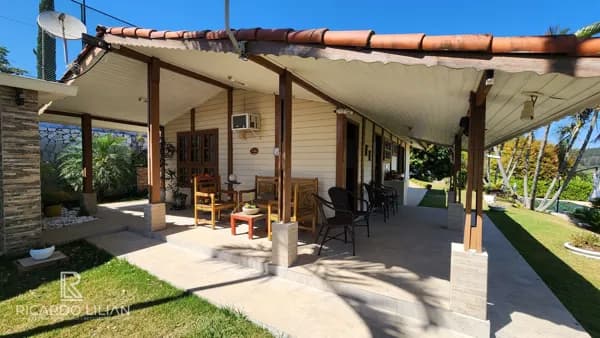 Chacara com 3 dormitorios sendo uma suite com closet e hidro e terreno de 1137m² - ATIBAIA