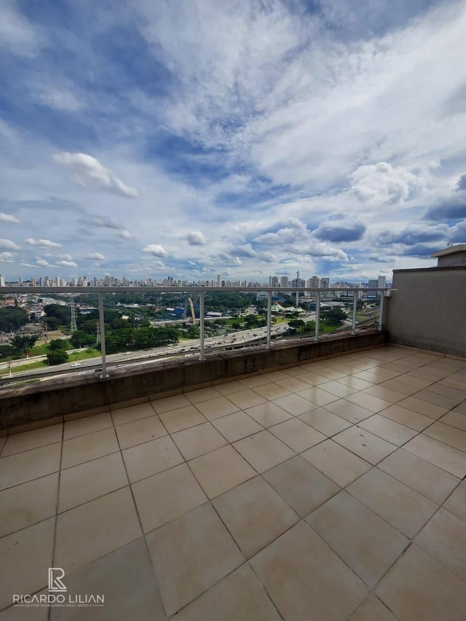 URGENTE!!! Apartamento ao lado do metro Tatuapé em andar alto, varanda e vista livre para sempre.