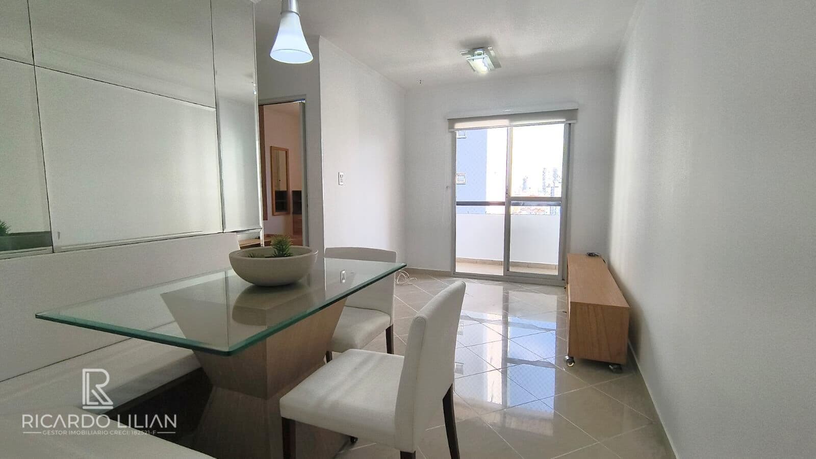 Lindo apartamento naVila Regente Feijó com 2 dormitorios sendo uma suite e sacada.