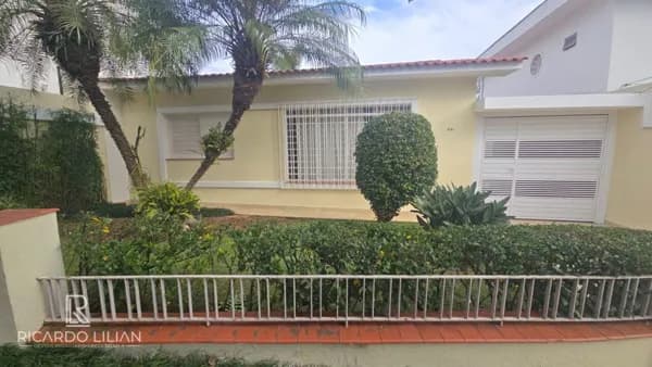 Casa com 3 dormitorios sendo uma suite e duas vagas localizada proximo ao Metro Vila Sonia.