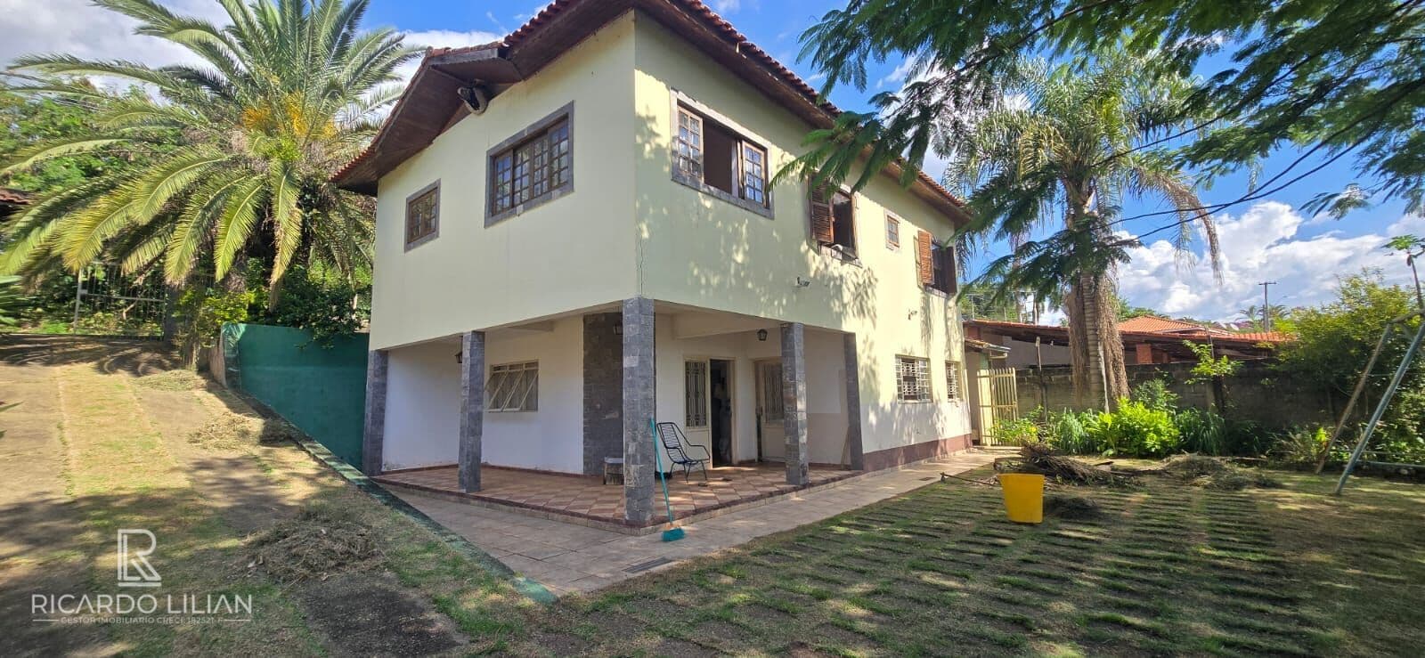 Chacara de Condominio com terreno de 1.000m² - duas suites, churrasqueira e lareira.