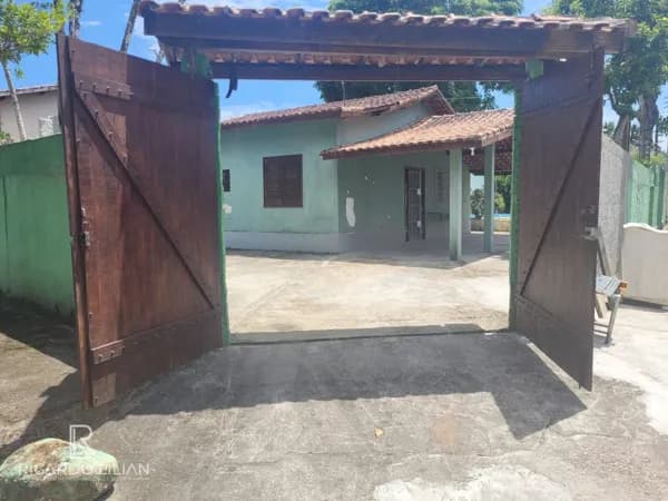 Casa de esquina em Caragua com 3 dormitorios e piscina a venda.