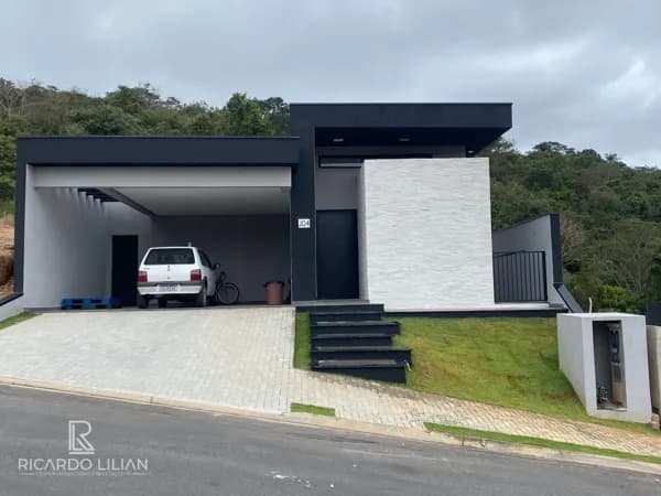 LOCAÇÃO - ATIBAIA : Casa de condominio, térrea nova com 2 suites e piscina em condominio fechado .