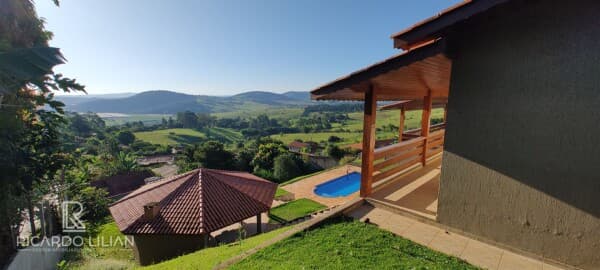 "Espetacular Casa em Condomínio Fechado: 4 Suítes, Área Gourmet, Piscina e Vista Inigualável!"