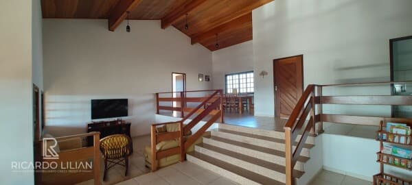 "Espetacular Casa em Condomínio Fechado: 4 Suítes, Área Gourmet, Piscina e Vista Inigualável!"