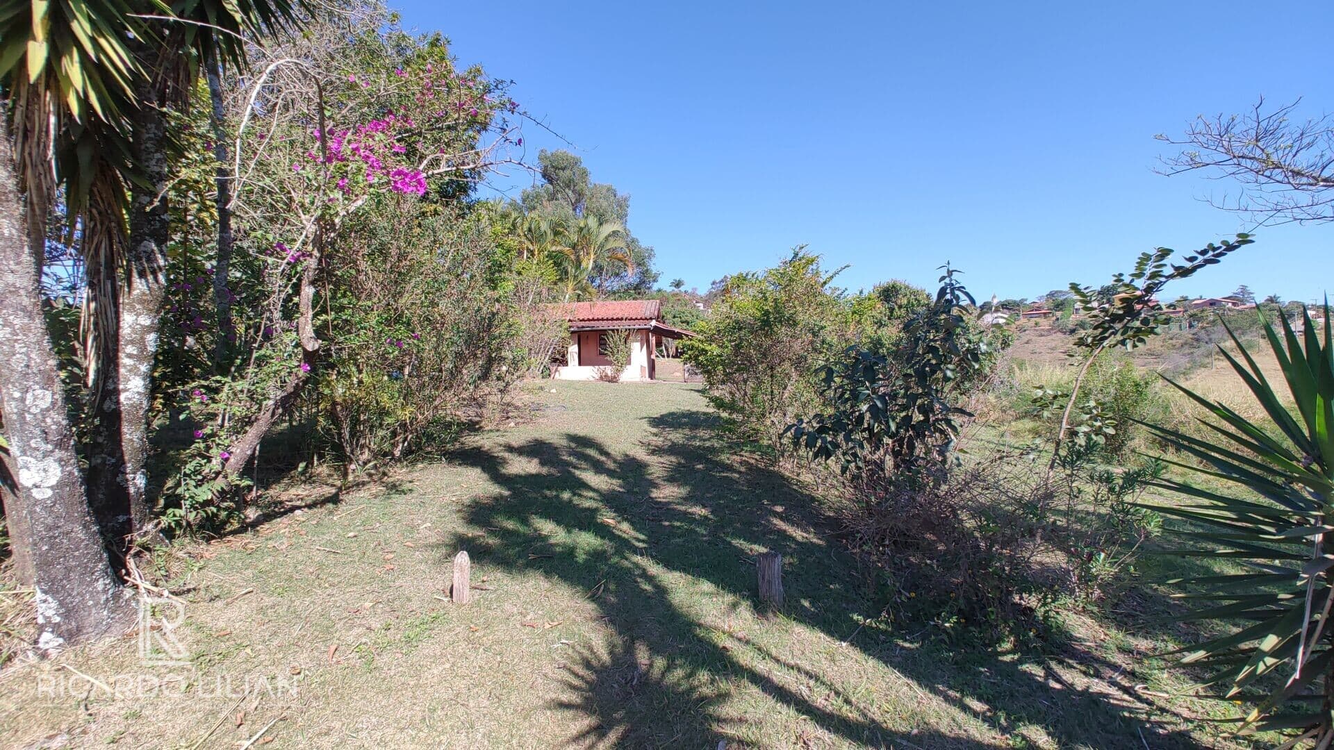 Oásis de Encanto em Atibaia: Chácara com Casa Aconchegante e Potencial Incrível!