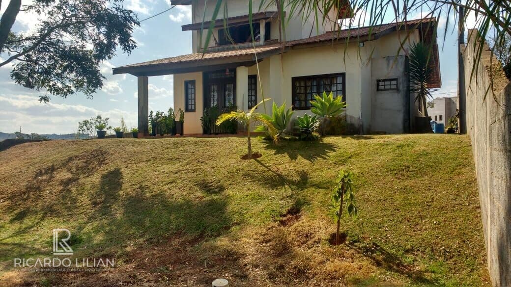 "Espaçoso Sobrado de 3 Dormitórios com Piscina e Pomar em Belvedere, Atibaia: Uma Oportunidade Imperdível!"