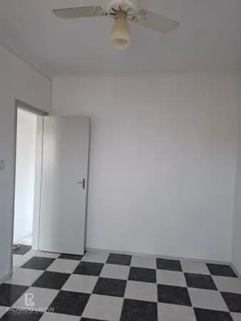 PRAIA GRANDE - BOQUEIRÃO: Apartamento na Costa e Silva a duas quadras da praia, 1 dormitorio andar alto. A VENDA!!
