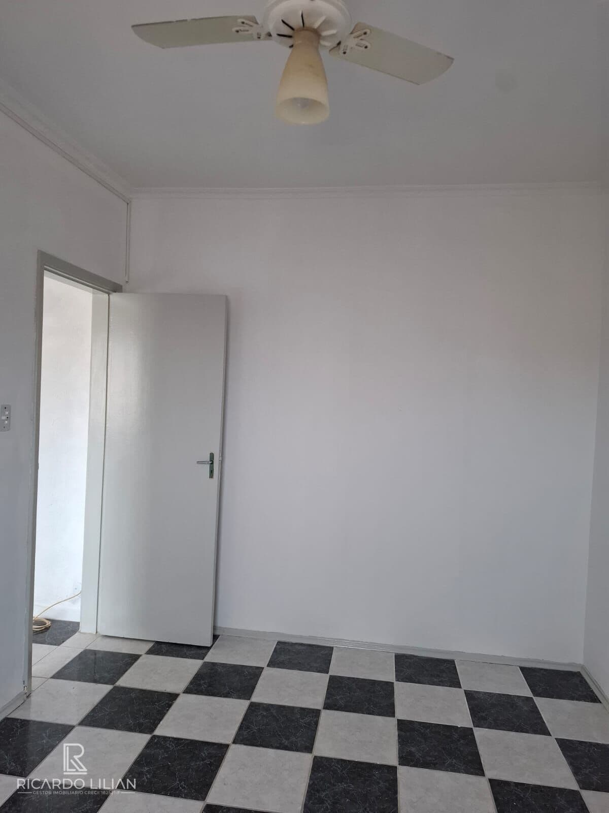 PRAIA GRANDE - BOQUEIRÃO: Apartamento na Costa e Silva a duas quadras da praia, 1 dormitorio andar alto. A VENDA!!