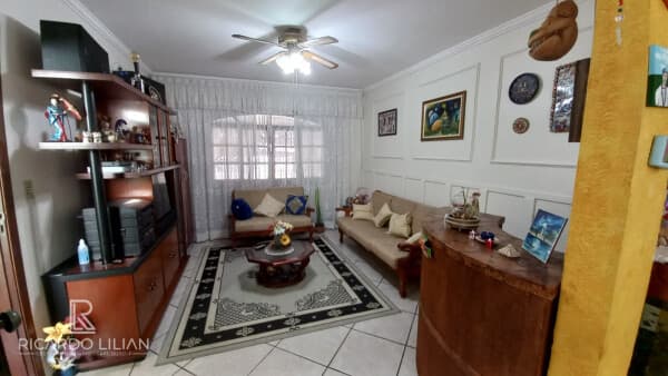 Maravilhosa casa térrea com dois dormitórios sendo uma suíte e duas vagas cobertas