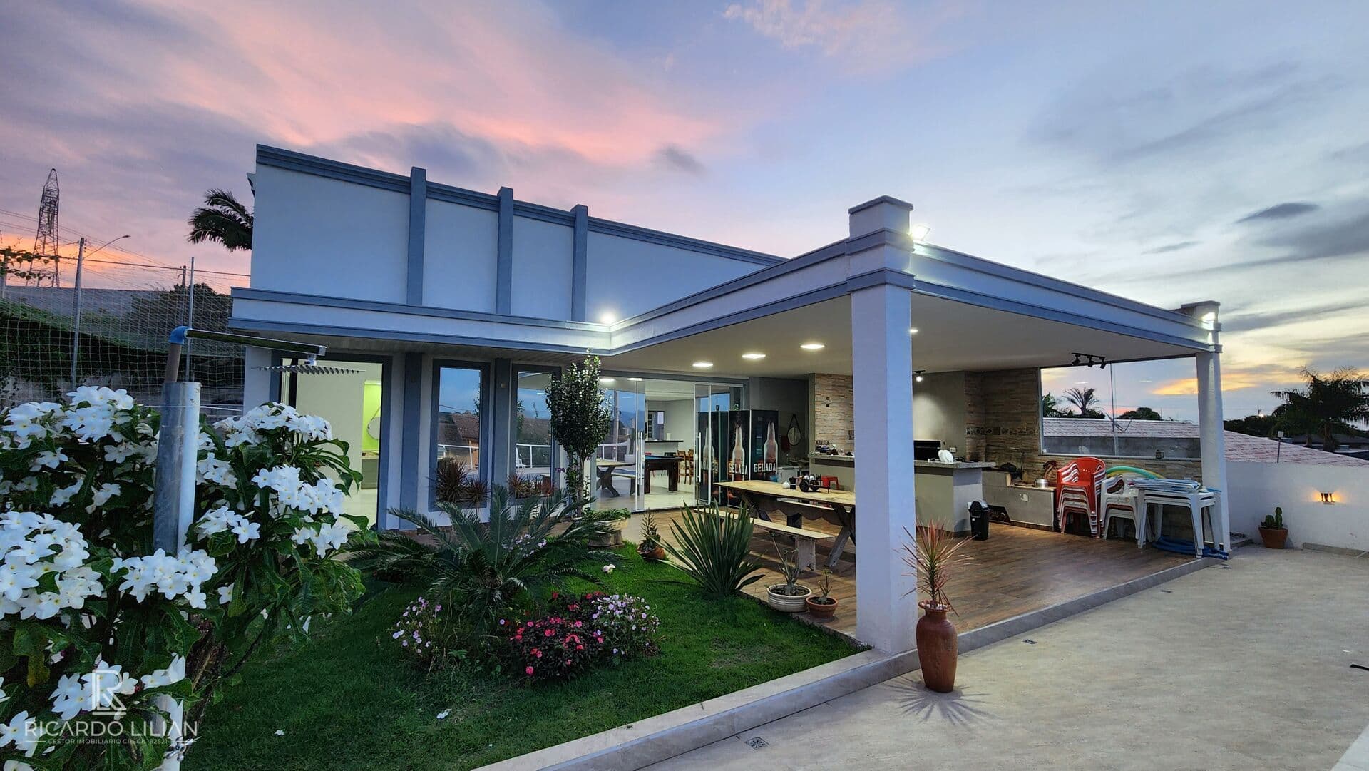 Casa de alto padrão com 4 suítes em conjunto residencial com controle de acesso