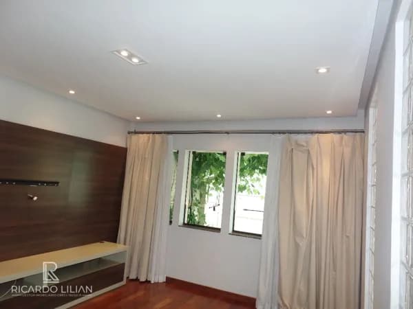 Sobrado localizado no Planalto Paulista com 3 dormitórios sendo uma suíte e 2 vagas.