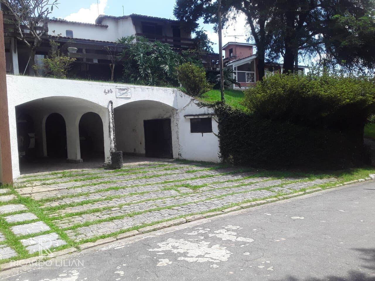 A VENDA!!! Casa em condominio com 3 dormitorios sendo uma suite, piscina e 4 vagas cobertas.