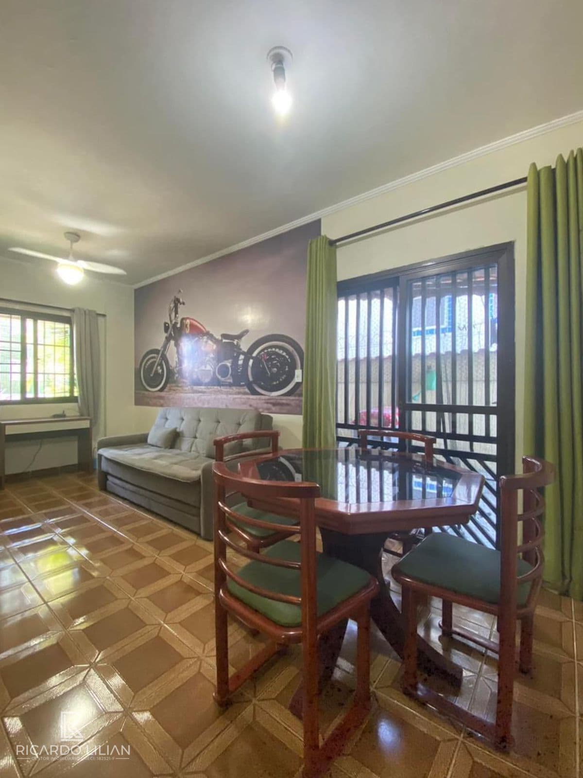 Apartamento Garden com quintal privativo localizado a 350 metros da praia do Caiçara.