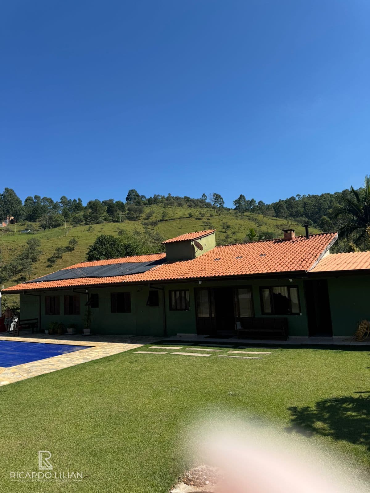 Maravilhosa chacara em Atibaia com 1100m² e 150m² de area construida - 3 Dormitorios sendo uma suite - A VENDA!!!