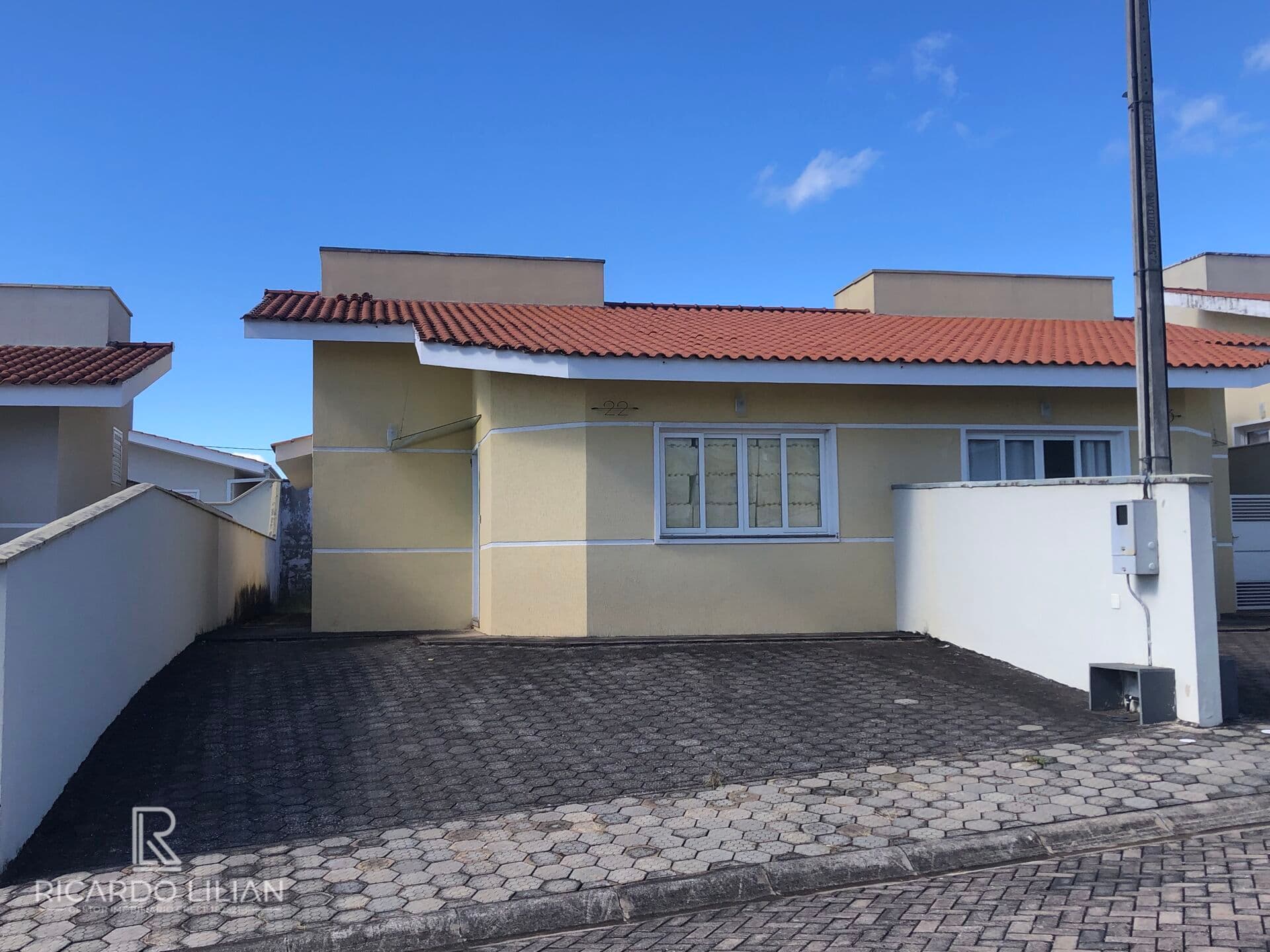 A VENDA!!! - Casa térrea de condominio com 81m² - 3 dorms sendo uma suite e duas vagas..
