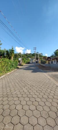 "Oportunidade única! Terreno em declive com vista deslumbrante e infraestrutura completa em condomínio de chácaras com portaria 24 horas"